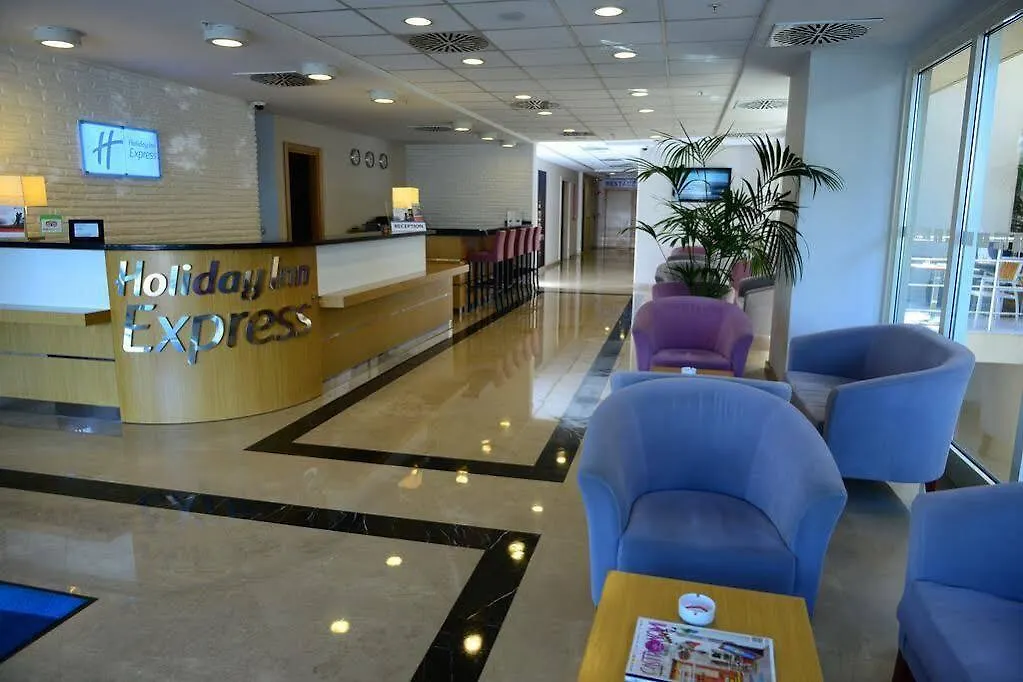 Holiday Inn Express Istanbul-Altunizade, an IHG Hotel  Estambul